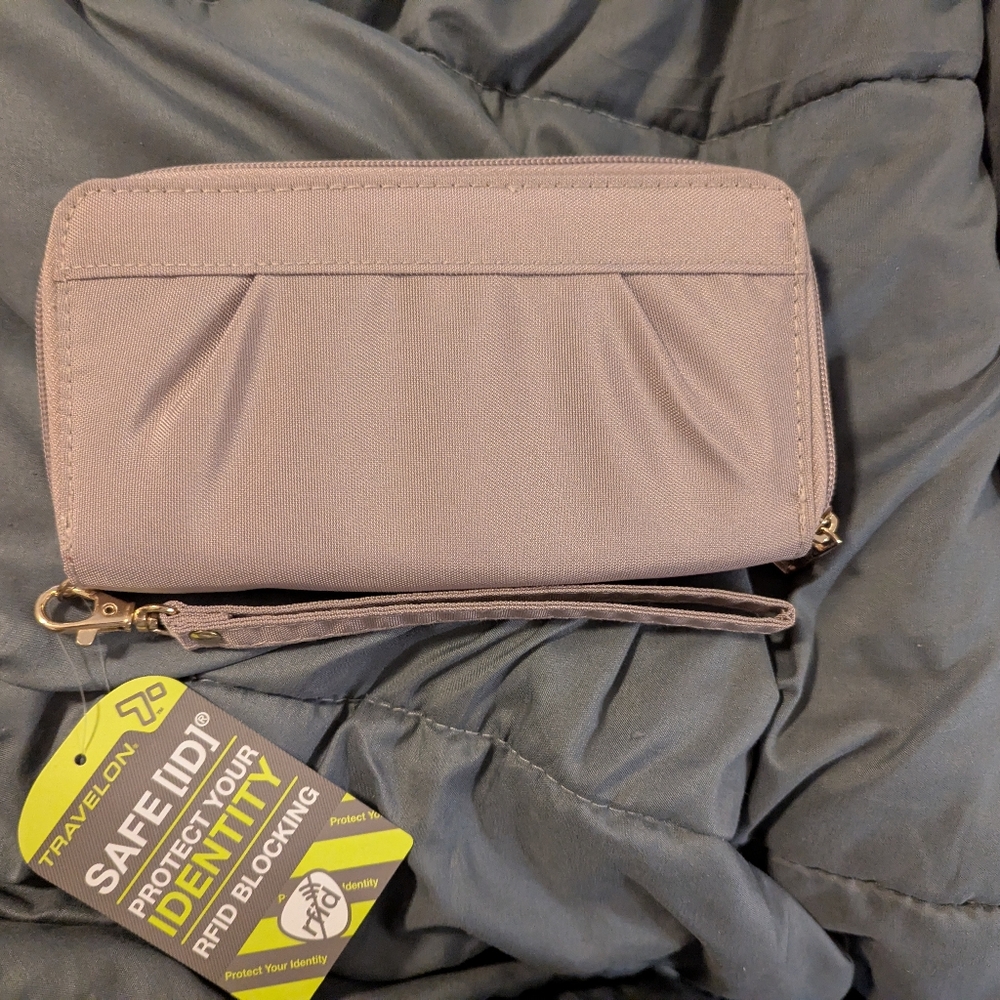 Travelon RFID Blocking Wristlet in Soft Mauve